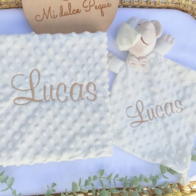 Manta y DouDou personalizados con nombre