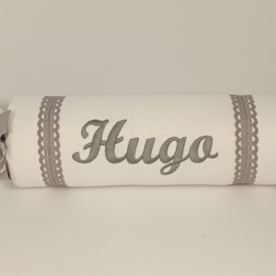 Cojín antivuelco personalizado con puntilla