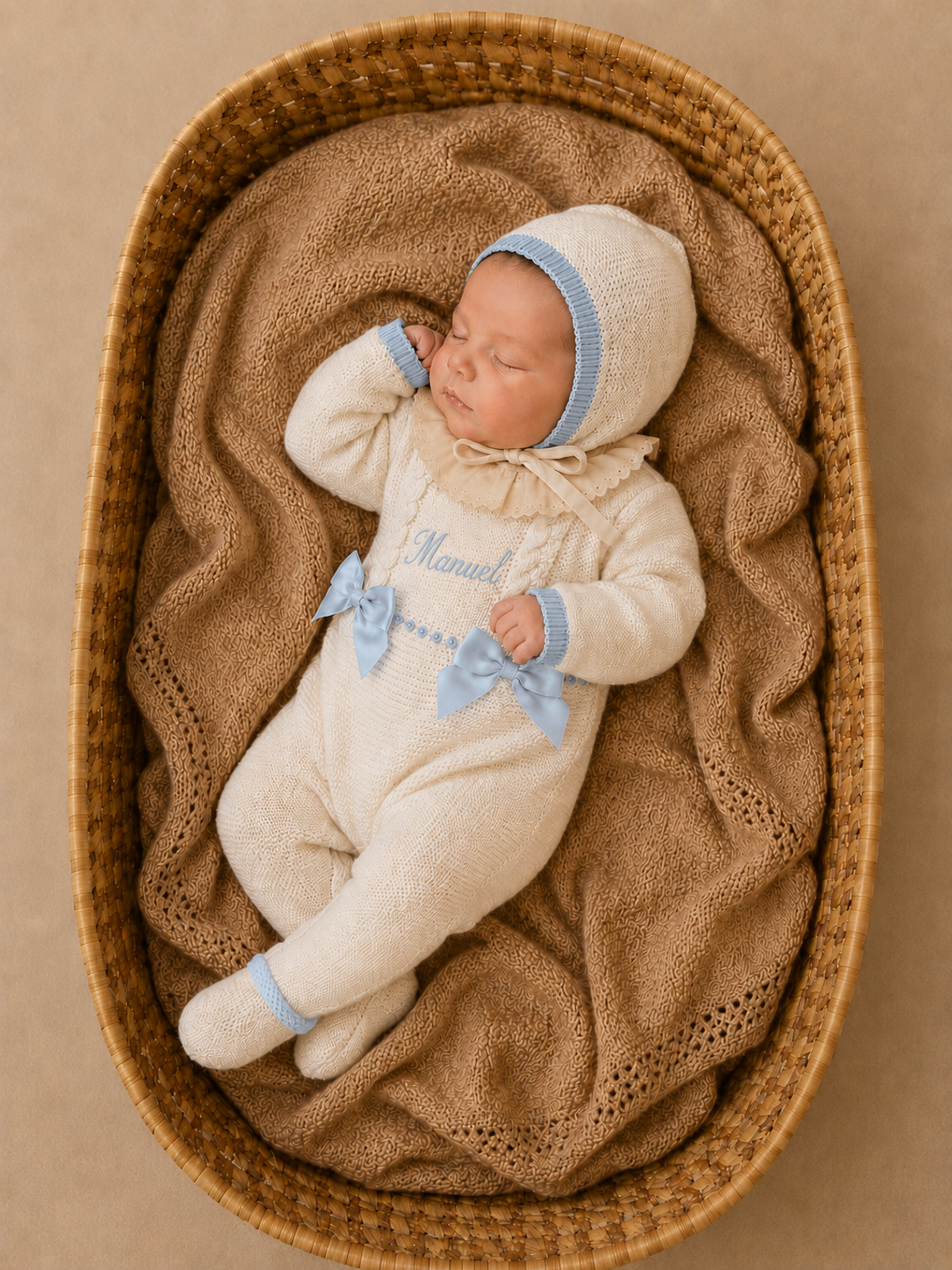 Conjunto de bebé azul personalizado con peto, jersey y capota